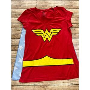 DC Comics Wonder Woman Tshirt with Cape XL (fits like a M)